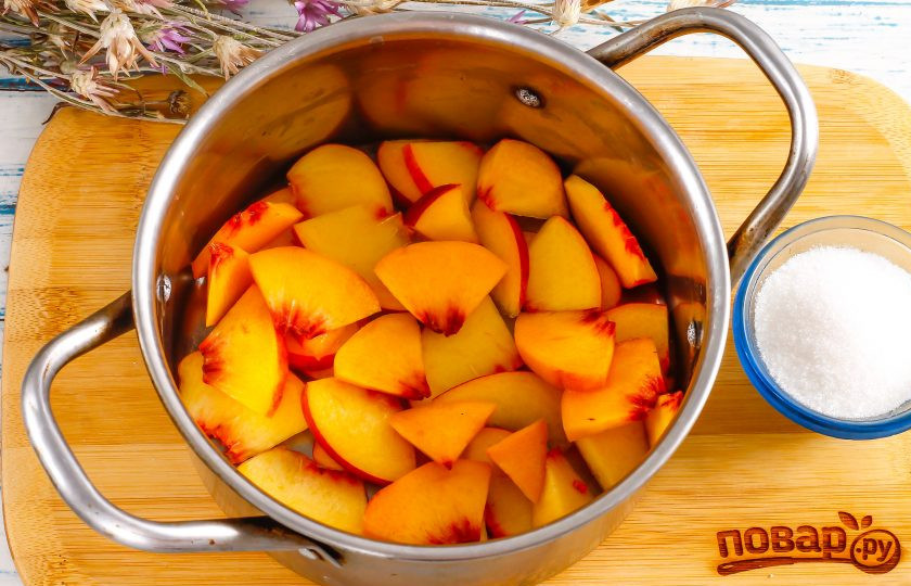 1. Этап. Компот из персиков и яблок на зиму: Персики промойте в воде, разрежьте пополам и удалите косточку. Нарежьте мякоть ломтиками в кастрюлю или другую емкость, в которой будете варить компот. Если фрукты мелкие, то используйте 2-3 плода.
