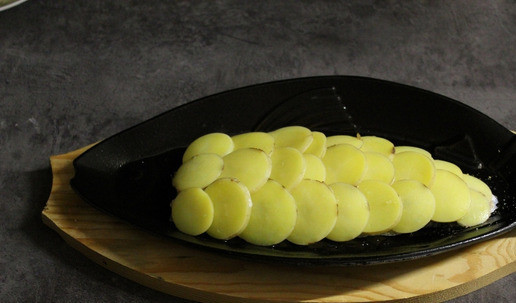 1. Этап. Филе сибаса под чешуёй из картофеля: Когда выложим до конца картофель.