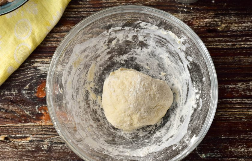 1. Этап. Мясные кольца в духовке: Замесите тесто.