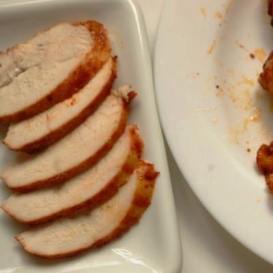 1. Этап. Пастрома из куриного филе: Ждем, пока мясо остынет, после чего удаляем нитки, а само мясо нарезаем ломтиками.