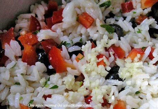 1. Этап. Рисовый салат Жёлтая роза: Заправьте салат маслом, лимонным соком, посолите и поперчите по вкусу. Перемешайте.