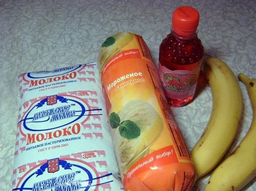 1. Этап. Молочный коктейль с сиропом: 1. Рецепт приготовления молочного коктейля с сиропом довольно прост. Чтобы придать ему более густую консистенцию и внести интересную нотку во вкус в данном случае используется банан. При желании его можно заменить чем-то другим или вообще не включать в коктейль.