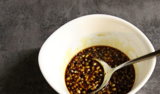 1. Этап. Кролик на гриле в азиатском стиле: и, смешиваем с соевым соусом, а также с кунжутным маслом.