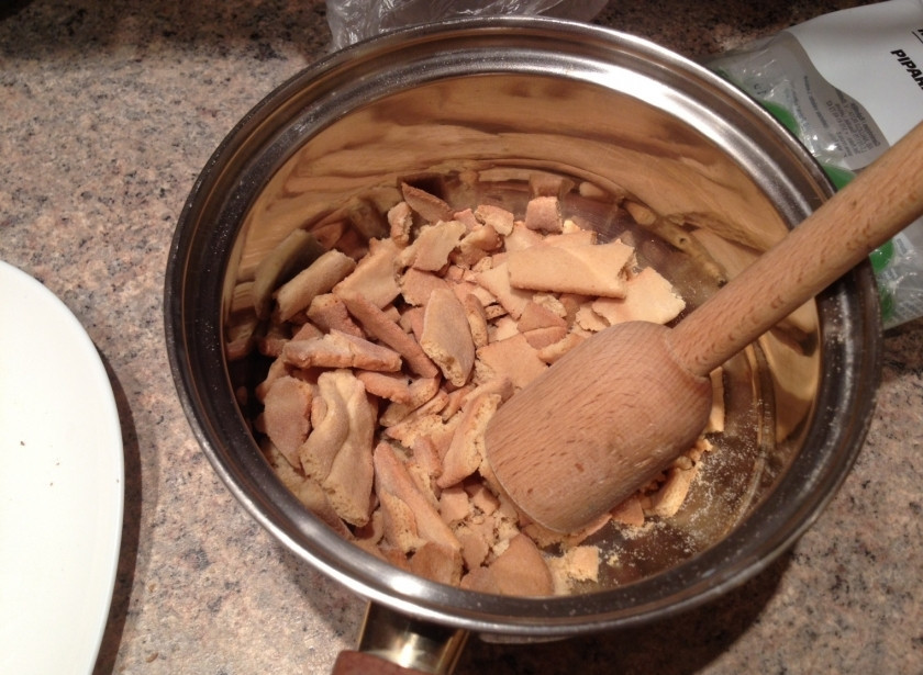 1. Этап. Медовик с черносливом: 6. Запеченные обрезки выложите в миску. Их надо растолочь до однородной крошки.