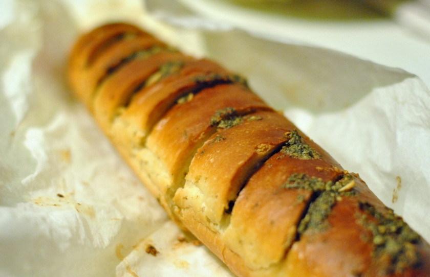 1. Этап. Батон с чесноком и зеленью: 3. Через 15-20 минут наш обновленный ароматный хлеб готов!