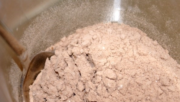 1. Этап. Рождественский торт с черносливом: 2. Муку просеиваю в миску, чтобы она обогатилась кислородом, добавляю к ней какао, ваниль и разрыхлитель.