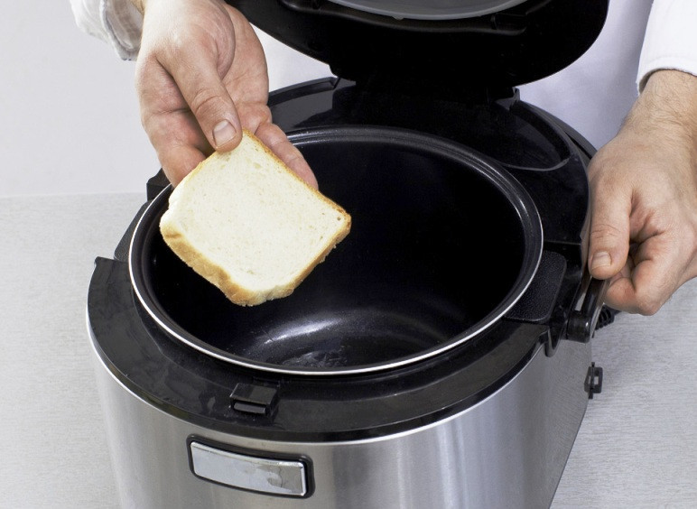 1. Этап. Простой суп из морепродуктов в мультиварке: Натрите кусочек хлеба чесноком и слегка обжарьте в чаше мультиварки до румянца.