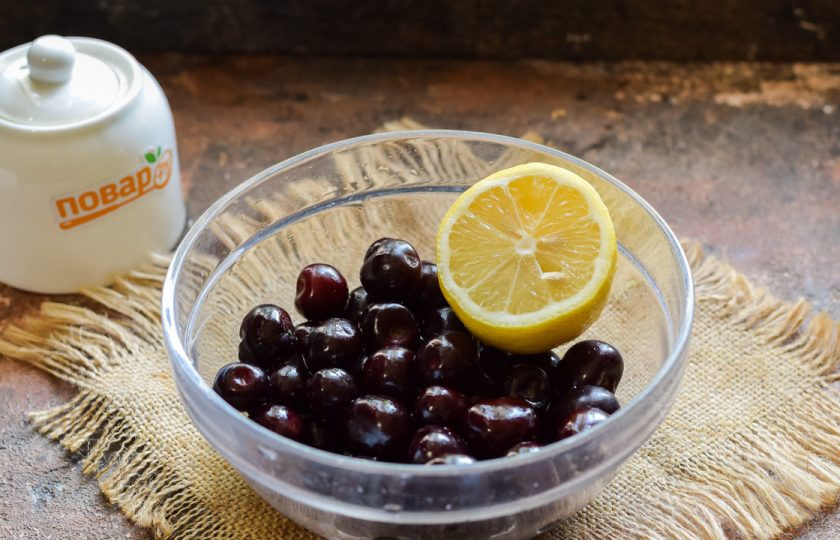 1. Этап. Компот из черешни с лимоном на зиму: Подготовьте ингредиенты. Литровую банку вымойте и простерилизуйте удобным способом — над паром или в духовке.