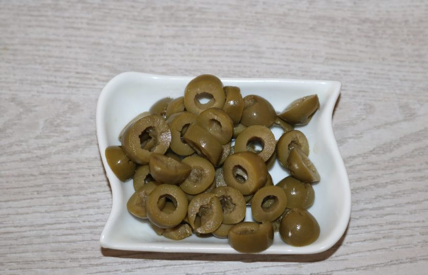 1. Этап. Рис с оливками: Оливки нарежьте колечками.