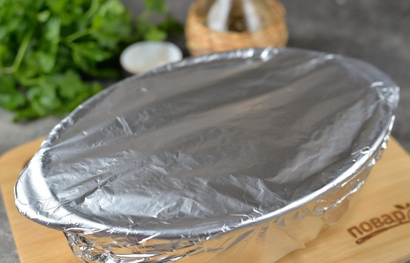 1. Этап. Баклажаны с тыквой в духовке: Накройте форму фольгой, отправьте ее в предварительно разогретую до 200 градусов духовку на 20 минут в режиме верх-низ. Спустя время достаньте форму из духовки, снимите фольгу, аккуратно перемешайте овощи и верните их назад в духовку еще на 20-25 минут.