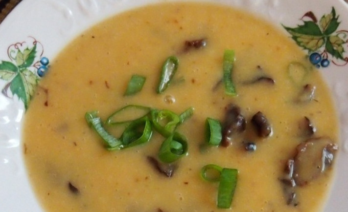 1. Этап. Фасолевый суп с черносливом: Украшаем суп зеленым луком. Приятного аппетита!