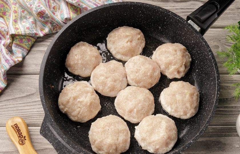 1. Этап. Куриные биточки в сливочном соусе: Мокрыми руками, из фарша, сформируйте небольшие шарики и выложите на разогретую сковороду с маслом.