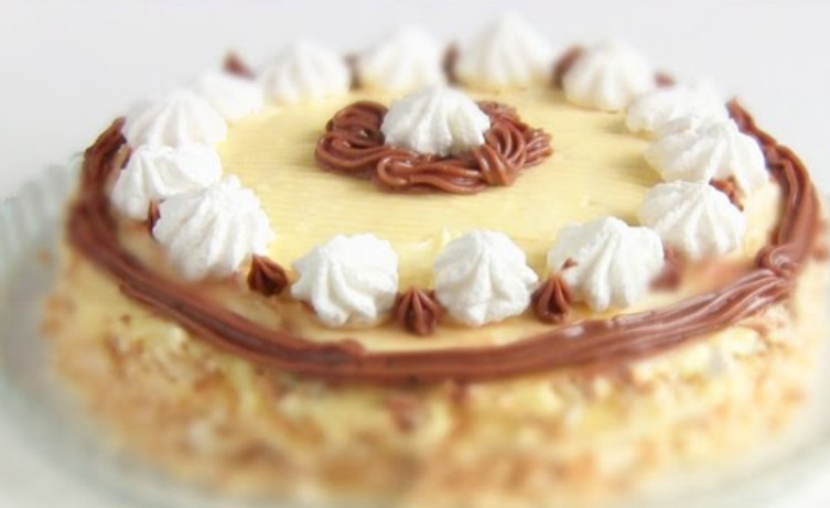 1. Этап. Торт-безе с масляным кремом: 10. Можно собирать торт. Смажьте форму сливочным маслом, положите корж, смажьте кремом, накройте вторым коржом, смажьте кремом бока и верх. Присыпьте крошкой бока, украсьте шоколадным кремом и безешками. Готово!