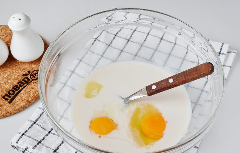 1. Этап. Начинка для расстегаев: Добавьте одно целое яйцо и желток. Белок оставьте для смазывания пирожков.