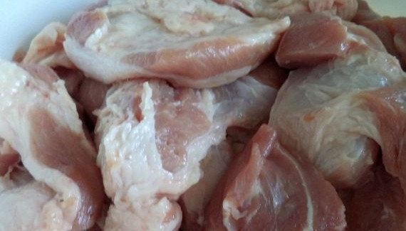 1. Этап. Плов лучший: 1. Помойте мясо. Обсушите от лишней влаги. Нарежьте небольшими кусками (не больше 2-х сантиметров).