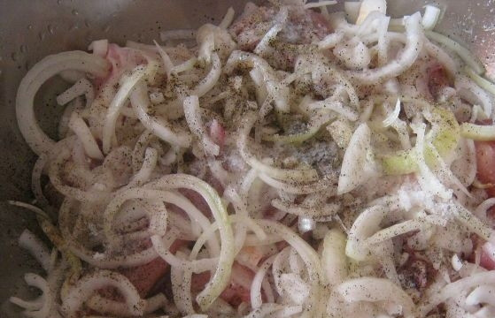 1. Этап. Шашлык из курицы с уксусом: Курицу засыпьте луком, перцем и солью. После этого влейте в ту же ёмкость уксус.