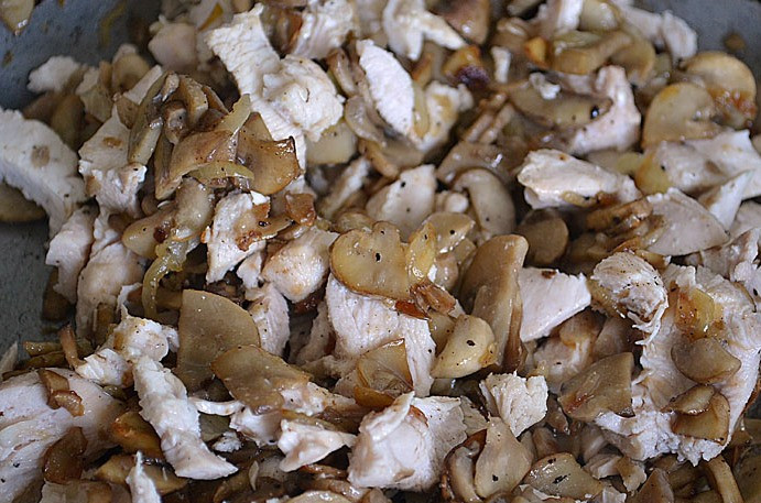 1. Этап. Лоранский пирог с курицей и грибами: Как только из шампиньонов испарится лишняя влага, выкладываем на сковороду мясо, посыпаем все перцем и мускатным орехом, солим начинку по вкусу, перемешиваем и снимаем сковороду с огня.