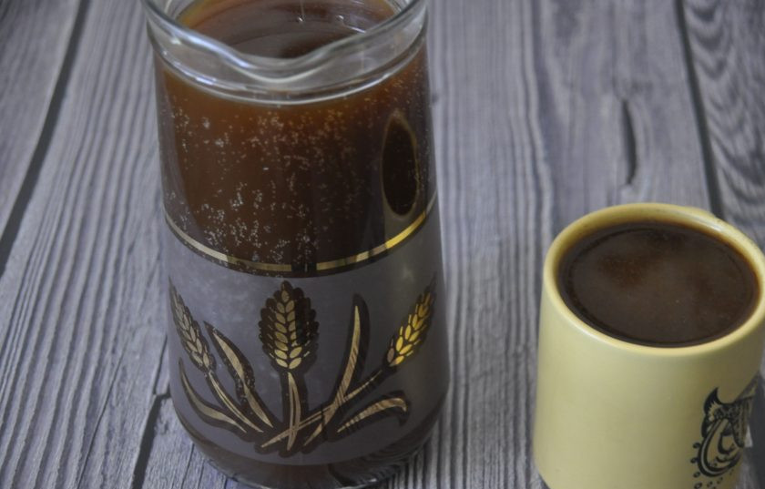 1. Этап. Квас на ржаной закваске: Самая первая партия кваса будет иметь легкий привкус дрожжей, слейте квас в кувшин, а квасную гущу перелейте в другую емкость, это будет основа для следующего кваса.