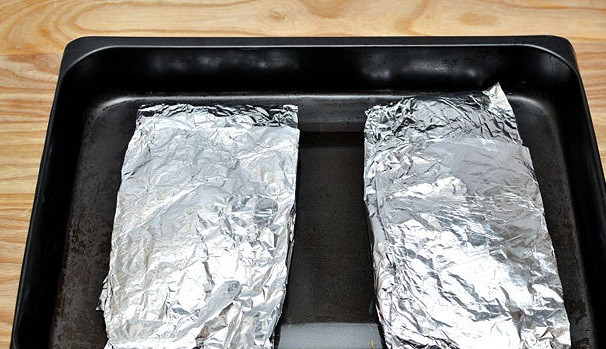 1. Этап. Минтай в духовке: 8. Филе минтая в фольге выложите на противень.