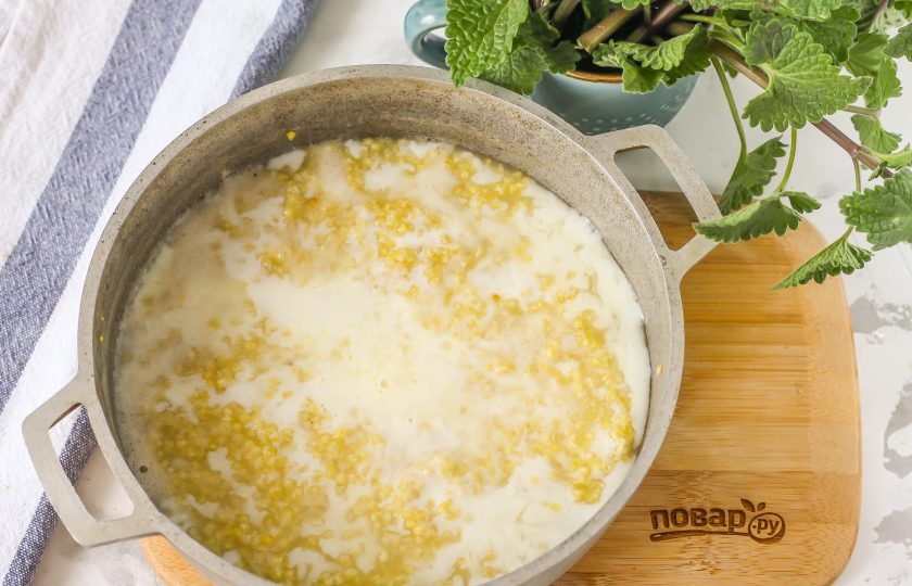 1. Этап. Пшенная каша с яйцом: Как только пшено набухнет, прогрейте молоко любой жирности в микроволновке или ковше, влейте его в казан с кашей и перемешайте, готовьте еще 5 минут. На этом же этапе можно ввести в казан сливочное масло, если молоко не жирное.