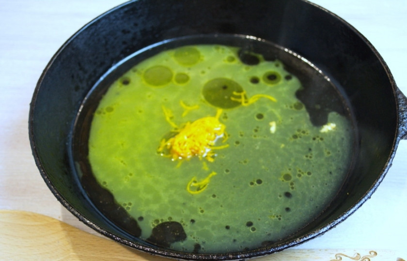 1. Этап. Курица под апельсиновым соусом: Когда мясо будет готово, снимите его со сковороды. В сковороду влейте апельсиновый сок и добавьте цедру. Дайте закипеть. Варите 5 минут. Добавьте чайную ложку муки. Быстро перемешайте.