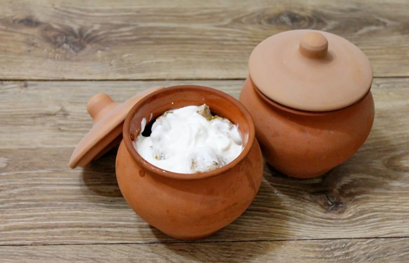 1. Этап. Мясо с баклажанами в горшочках в духовке: Поверх мяса выложите сметану.