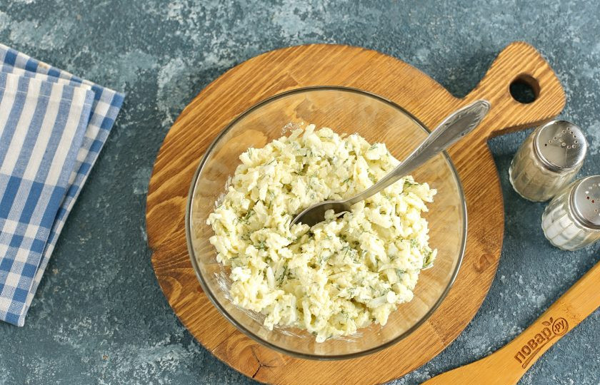 1. Этап. Диетические начинки для лаваша: Сыр и яйца натрите на терке. Добавьте давленый чеснок, укроп и сметану. Посолите и поперчите.