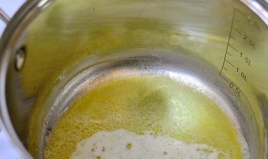 1. Этап. Уха из форели по-фински: 1. В кастрюлю отправьте ложку сливочного масла, растопите его.