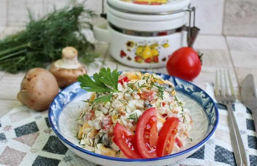 1. Этап. Салат Любимый с курицей и грибами: Переложите салат в тарелку, украсьте по своему вкусу и подавайте к столу.