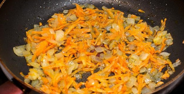 1. Этап. Куриный суп с гречкой: Обжарьте овощи на растительном масле до золотистого цвета.