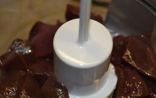 1. Этап. Печеночники: 2. Отправьте в чашу блендера или пропустите через мясорубку.