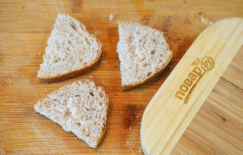 1. Этап. Ассорти из канапе: Третий вариант. Хлеб нарежьте на небольшие кусочки. Можно обжарить или запечь кусочки хлеба.