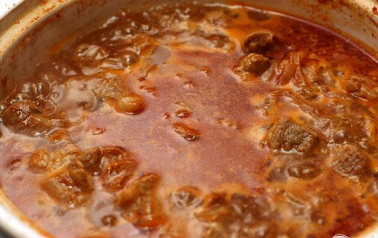 1. Этап. Гуляш из свиной шейки: 3. Добавляем воду так, чтобы мясо покрылось почти полностью. Затем солим и доводим до кипения. Уменьшаем огонь и готовим с неплотно прилегающей крышкой примерно около часа, а может и чуть больше. Пока мясо не станет мягким.