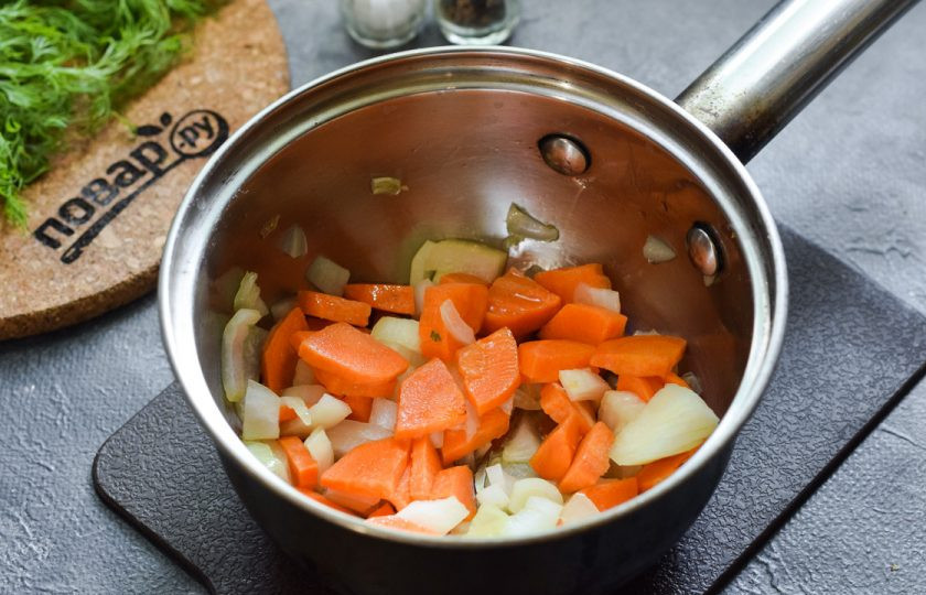 1. Этап. Суп с фасолью и кукурузой: В кастрюле прогрейте растительное масло, выложите лук и морковь, жарьте несколько минут.