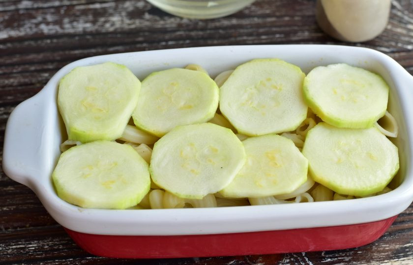 1. Этап. Запеканка из макарон с овощами: На макароны выложите оставшиеся кружочки кабачков. Посолите и поперчите их.