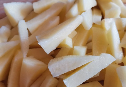 1. Этап. Куриный суп с брокколи: Очистить, вымыть, нарезать брусочками и опустить в бульон картофель.