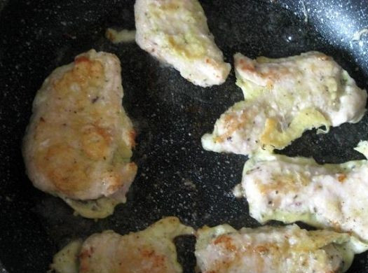 1. Этап. Мясо, жаренное в кляре: Разогреваем сковороду с растительным маслом. Каждый кусочек мяса обмакиваем в кляр и обжариваем с двух сторон до золотистой корочки.