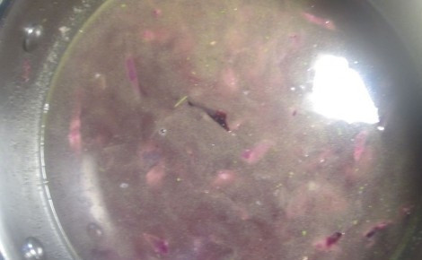 1. Этап. Суп из краснокочанной капусты: Отдельно подогрейте бульон. Влейте его в капусту. Добавьте имбирь, соль, корицу и перец. Доведите суп до кипения. Варите его в течение 30 минут на слабом огне.