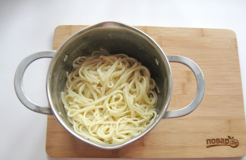 1. Этап. Суп Кесме по-киргизски: Лапшу отварите, воду слейте. Можно добавить немного растительного масла, чтобы она не слиплась.