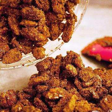 1. Этап. Пряные орехи: 4. Выложить орехи пекан на противень в один слой.