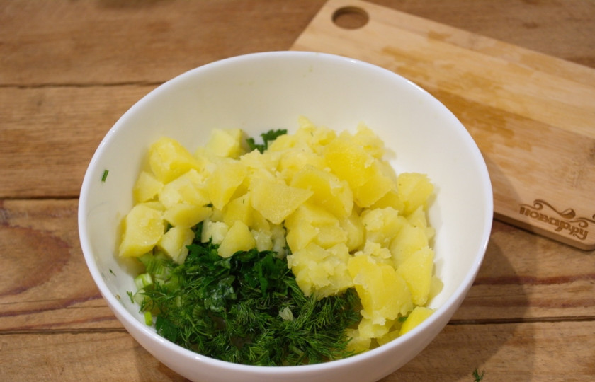 1. Этап. Картофельный салат с кальмарами и огурцами: 3. Отварной картофель очистите и нарежьте кубиками. Кубиками режется только остывший картофель, а вот горячий ломается.