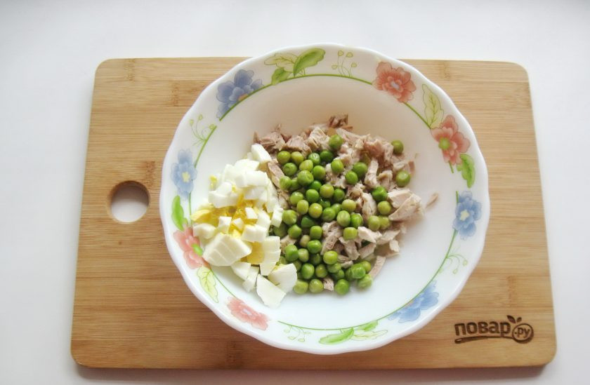 1. Этап. Салат с курицей, зеленым горошком и огурцом: Яйцо сварите вкрутую, охладите, очистите и нарежьте. Добавьте в салат.