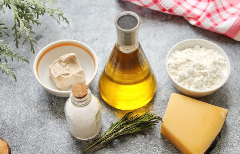 1. Этап. Фокачча с пармезаном и розмарином: Подготовьте все необходимые ингредиенты для приготовления фокачча с пармезаном и розмарином.