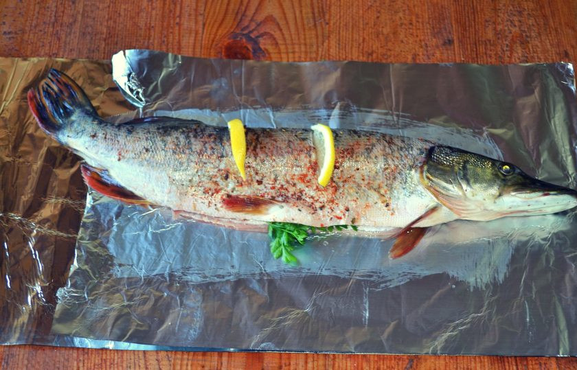 1. Этап. Щука в фольге на углях: Выложите щуку на лист фольги.