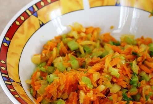 1. Этап. Простой суп из чечевицы: Слегка обжарьте на сковороде лук, затем добавьте морковь и сельдерей. Отдельно подрумяньте картофель. Бросьте все овощи в суп, добавьте соль и специи, а также лимонный сок и соевый соус. Варите еще минут 15-20 до готовности картофеля.