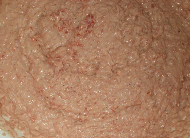 1. Этап. Оладьи из говядины: 3. Теперь добавим яйца, молоко и сливки. Затем - муку. Следите за тем, чтобы фарш не был слишком жидким - иначе оладьи развалятся во время жарки.