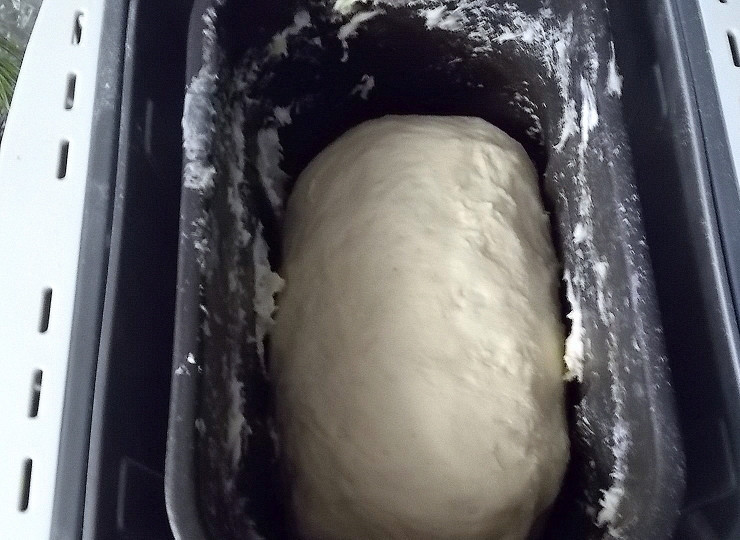 1. Этап. Молочный заварной хлеб: После замеса оставьте тесто для подъема.