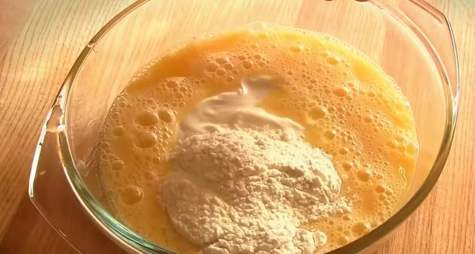 1. Этап. Ленивые беляши: 2. Добавьте сметану и просеянную муку, соль и перец. Тесто должно получиться, как на оладьи.