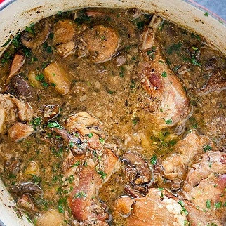 Тушеный кролик с грибами