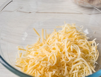 1. Этап. Котлеты из трески с сыром: 2. Натрите твердый сыр на крупном полотне терки.